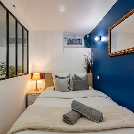Elegant And Cosy 2/3 - Heart Of Paris