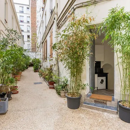 Elegant And Cosy 2/3 - Heart Of Paris